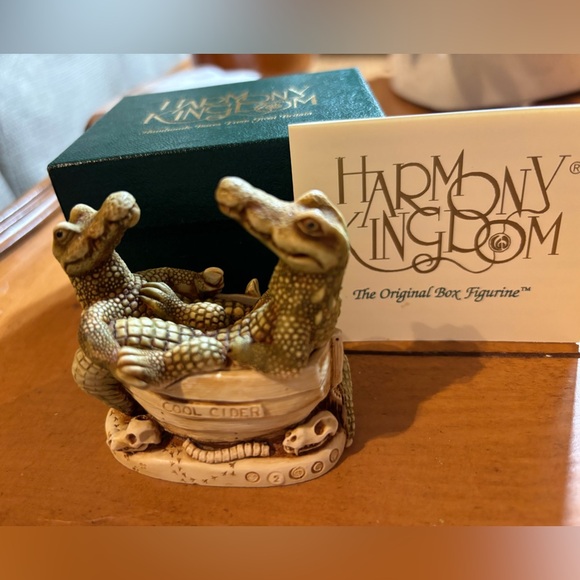Harmony Kingdom 2nd Edition Croc Pot - Picture 1 of 7